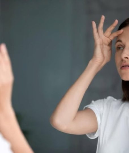 Anxious Woman Looking Mirror Touching Forehead Confused About Wrinkles 650366 - Cosmétique coréen | Yakare Cosmetics