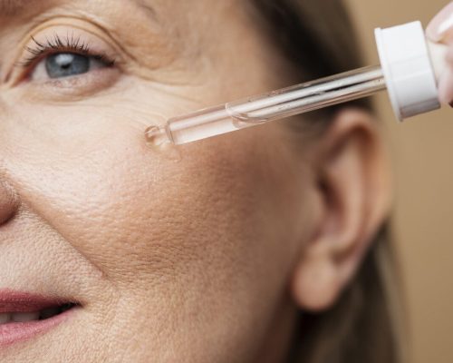 Close Up Senior Woman Using Serum - Cosmétique coréen | Yakare Cosmetics
